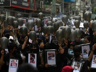 Photo diffusée le 5 avril 2021 par une source anonyme via Facebook de manifestants à Rangoun tenant des portraits de victimes tuées par l'armée et la police lors de rassemblement contre le coup d'Etat militaire en Birmanie - Handout [FACEBOOK/AFP]