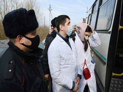 Des médecins sont arrêtés par la police après avoir manifesté devant l'entrée de la colonie pénitentiaire de Pokrov, en Russie, où l'opposant au Kremlin est détenu, le 6 avril 2021 - Kirill KUDRYAVTSEV [AFP]