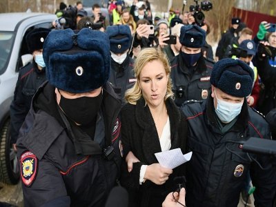 La médecin personnelle d'Alexeï Navalny et militante d'opposition Anastassia Vassilieva est arrêtée par la police à l'entrée de la colonie pénitentiaire de Pokrov, en Russie, où l'opposant au Kremlin est détenu, le 6 avril 2021 - Kirill KUDRYAVTSEV [AFP]