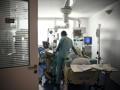 Un soignant s'occupe d'un patient infecté par le Covid-19 dans l'unité des soins intensifs de l'hôpital européen Georges-Pompidou à Paris, le 6 avril 2021 - Anne-Christine POUJOULAT [AFP]