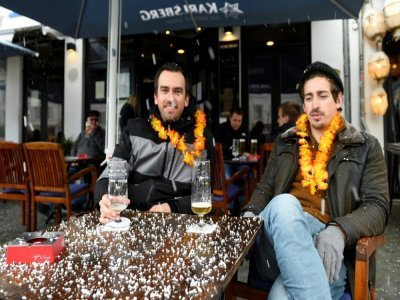 Deux hommes attablés à la terrasse d'un café à Sarrebruck, dans l'ouest de l'Allemagne, le 6 avril 2021 - JEAN-CHRISTOPHE VERHAEGEN [AFP]