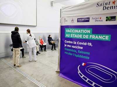 Des personnes attendent au Stade de France pour se faire vacciner contre le Covid-19, le 6 avril 2021 à Saint-Denis, près de Paris - Thomas SAMSON [POOL/AFP]