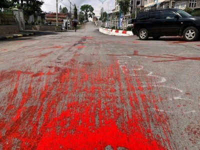Photo diffusée le 6 avril 2021 par Kanbawza Tai News montrant de la peinture rouge déversée sur une route à Taunggyi, dans l'Etat Karen, en mémoire aux manifestants tués par l'armée et la police birmanes - Handout [Kanbawza Tai News/AFP]