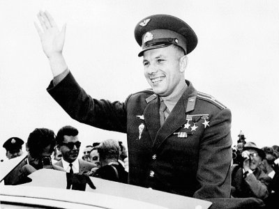 Le cosmonaute russe Youri Gagarine salue la foule, le 11 juillet 1961 à Londres, lors d'une visite en Angleterre - - [AFP/Archives]