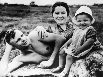 Youri Gagarine, sa femme Valentina et sa fille Jelena sur la plage de Glasma en juin 1960 - - [AFP/Archives]