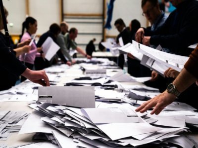 Dépouillement des bulletins de vote lors des législatives au Groenland, le 6 avril 2021 à Nuuk - Emil Helms [Ritzau Scanpix/AFP]