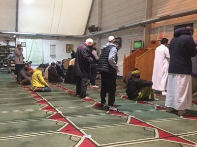 Des musulmans en prière à la mosquée de Pantin le 20 octobre 2020 - Alice LEFEBVRE [AFP/Archives]