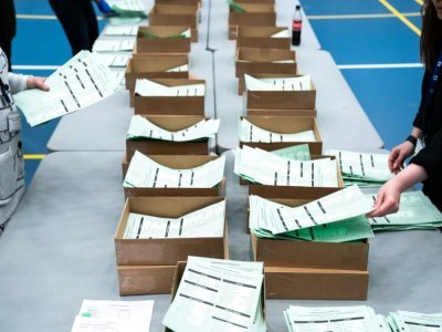 Décompte des bulletins de vote lors des législatives, le 6 avril 2021 à Nuuk, au Groenland - Emil Helms [Ritzau Scanpix/AFP]