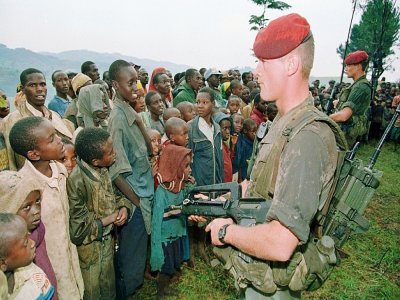 Des soldats français au camp de réfugiés tutsi, le 30 avril 1994 à Nyarushishi, au Rwanda - Pascal GUYOT [AFP/Archives]