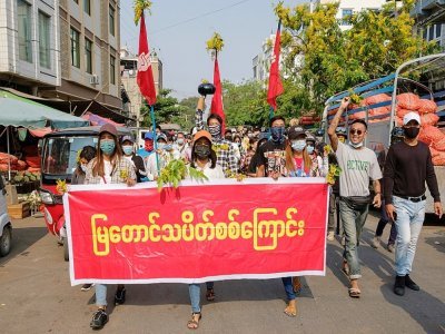 Manifestants contre le coup d'Etat dans les rues de Mandalay, en Birmanie, le 7 avril 2021 - Handout [FACEBOOK/AFP]
