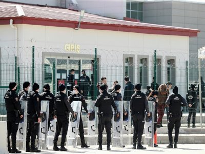 Des policiers anti-émeute devant le tribunal de Sincan, le 7 avril 2021 près d'Ankara, où sont jugés 497 suspects en lien avec putsch manqué de 2016 contre le président turc Erdogan - Adem ALTAN [AFP]