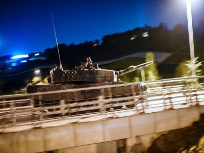 Un char travers le pont du Bosphore lors d'une tentative de coup d'Etat, le 16 juillet 2016 à Istanbul, en Turquie - Bulent KILIC [AFP/Archives]
