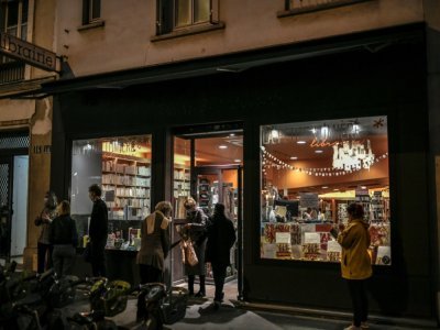 La devanture d'une librairie à Paris le 31 octobre 2020 - STEPHANE DE SAKUTIN [AFP/Archives]