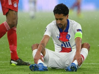 Le défenseur brésilien du Paris Saint-Germain, Marquinhos, blessé juste après avoir marqué le but du 0-2 lors du match de football contre le Bayern Munich, le 7 avril 2021 - Christof STACHE [AFP]