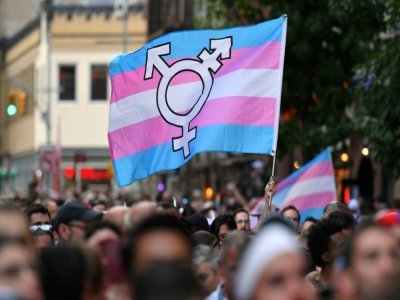 Un drapeau pour les droits des personnes transgenres est brandi à New York, le 28 juin 2019 - ANGELA WEISS [AFP/Archives]
