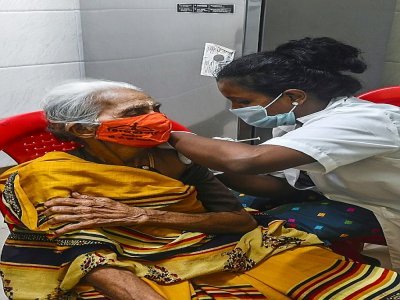 Vaccination avec une dose d'AstraZeneca à Mumbai le 8 avril  2021. - INDRANIL MUKHERJEE [AFP]
