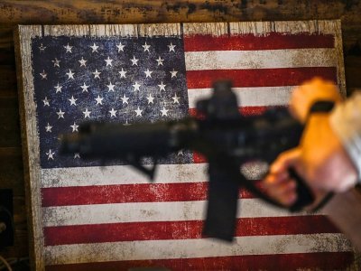 Un instructeur montre le maniement d'un fusil semi-automatique AR-15 à Jackson (Mississippi) le 26 septembre 2020 - CHANDAN KHANNA [AFP/Archives]