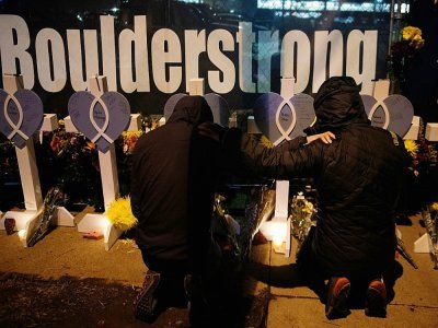 Des habitants de Boulder rendent hommage aux victimes de la fusillade dans cette ville du Colorado le 23 mars 2021 - Jason Connolly [AFP/Archives]