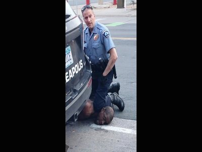 Le policier Derek Chauvin immobilise George Floyd en s'agenouillant sur son cou, le 25 mai 2020 à Minneapolis - Darnella Frazier [Facebook/Darnella Frazier/AFP/Archives]