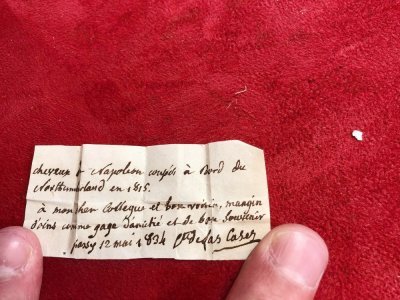 La note manuscrite est signée du comte Las Cases, ami de Napoléon Ier. 