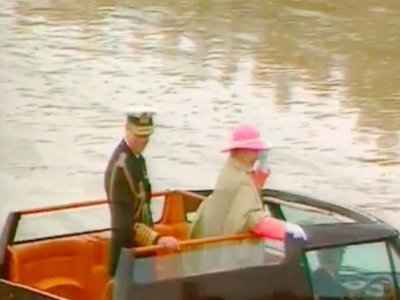 Le prince Philip et la reine avaient roulé sur Arromanches en 1994. - Capture d'écran INA