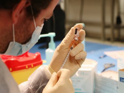 Au Vaccin'Arena, des préparateurs dédiés s'occupent des seringues de vaccin Pfizer. Une fois à température ambiante, il doit être administré dans les six heures.