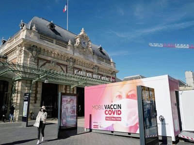 Un centre de vaccination devant la gare de Nice, le 9 avril 2021 - Valery HACHE [AFP]