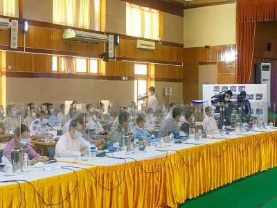 Des officiels birmans assistent à une conférence de presse organisée par le régime militaire le 9 avril 2021 à Naypyidaw - STR [AFP]