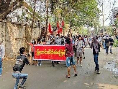 Photo fournie par une source anonyme d'une manifestation contre la junte militaire organisée le 10 avril 2021 à Mandalay - Handout [FACEBOOK/AFP]
