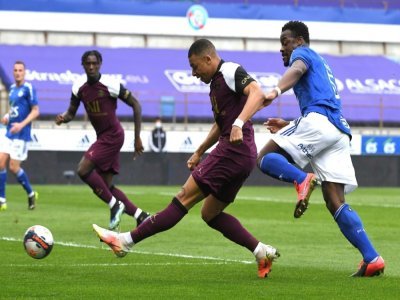 Kylian Mbappé ouvre le score et lance le PSG vers un succès facile à Strasbourg, le 10 avril 2021 - PATRICK HERTZOG [AFP]