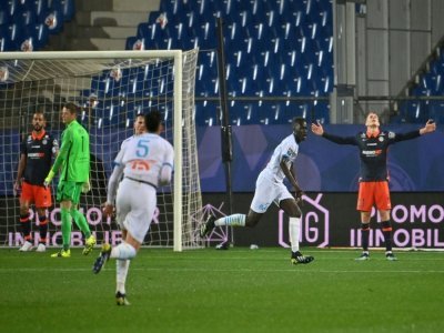 Les Marseillais prennent l'avantage sur Montpellier, grâce à un but de Pape Gueye (2e à droite), à La Mosson, le 10 avril 2021 - Pascal GUYOT [AFP]