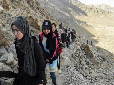 Des jeunes filles hazaras s'entraînent en montagne dans le cadre d'un cours d'arts martiaux près de Quetta (Pakistan) le 31 janvier 2021 - Banaras KHAN [AFP]