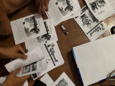 Cette capture d'écran d'une vidéo AFP montre des copies du journal clandestin "Molotov" à Rangoun le 10 avril 2021 - - [AFP]