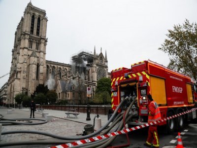 Un camion de pompiers intervient pour sécuriser Notre-Dame au lendemain de l'incendie, le 16 avril 2021 - Zakaria ABDELKAFI [AFP/Archives]