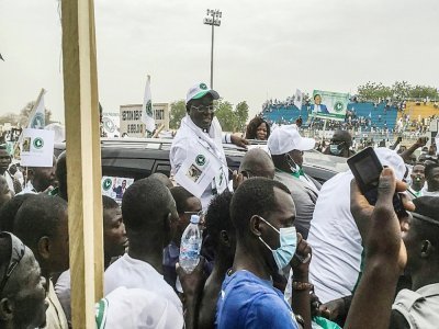 Albert Pahimi Padacke (C), candidat à la présidentielle au Tchad, arrive à un meeting de campagne dans un stade de N'Djamena, le 19 mars 2021 - Djimet WICHE [AFP]