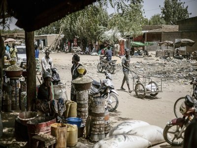 Des habitants de la capitale tchadienne au marché de Gassi, à N'Djamena, le 8 avril 2021 - MARCO LONGARI [AFP/Archives]