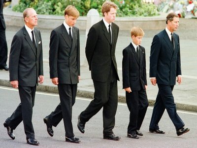 Le prince Philip, le prince William, le Comte Spencer, les princes Charles et Harry lors des funérailles de Diana, à Londres le 6 septembre 1997 - JEFF J MITCHELL [POOL/AFP/Archives]