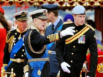Les princes Charles, Philip et Harry à Londres le 3 juin 2012 - JOHN STILLWELL [POOL/AFP/Archives]
