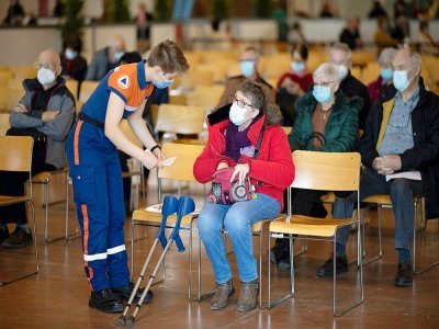 Des personnes attendent d'être vaccinées contre le Covid-19, le 9 avril 2021 à Nantes - LOIC VENANCE [AFP]