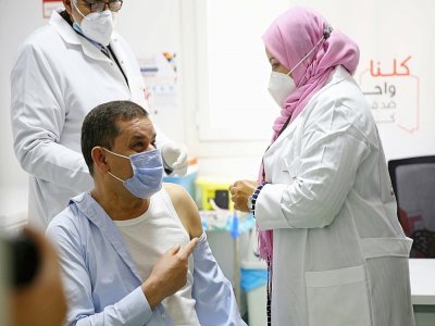 Le Premier ministre libyen Abdelhamid Dbeibah se fait vacciner contre le Covid-19, le 10 avril 2021 à Tripoli - Mahmud TURKIA [AFP]