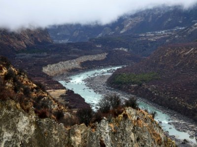 Le grand canyon du Yarlung Zangbo qui traverse la ville de Nyingchi, le 28 mars 2021 au Tibet - STR [AFP]