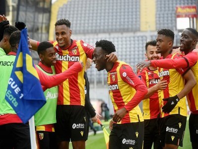 La joie de l'attaquant lensois, Arnaud Kalimuendo-Muinga (c), félicité par ses coéquipiers, après avoir marqué le 3e but face à Lorient, lors de leur match de L1, le 11 avril 2021 au stade Bollaert à Lens - FRANCOIS LO PRESTI [AFP]