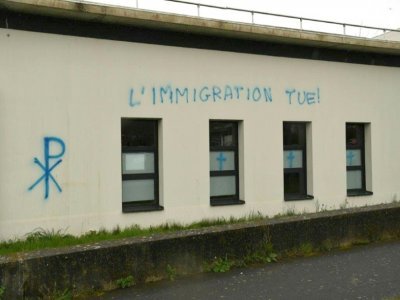 Photo diffusée le 11 avril 2021 par le ministère de la Justice des tags anti-musulmans sur les murs du centre culture islamique d'Avicenne à Rennes - Handout [French Ministry of Justice/AFP]