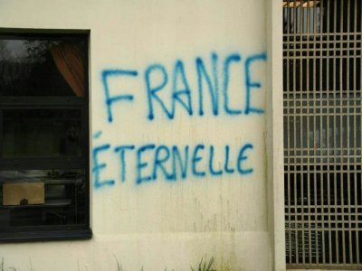 Photo diffusée le 11 avril 2021 par le ministère de la Justice des tags anti-musulmans sur les murs du centre culture islamique d'Avicenne à Rennes - Handout [French Ministry of Justice/AFP]