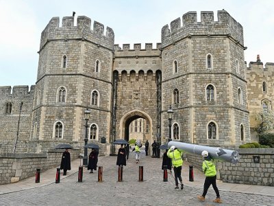 Des rouleaux de tapis sont livrés au château de Windsor, ouest de Londres, le 11 avril 2021, deux jours après la mort du prince Philip, époux de la reine Elizabeth II - Paul ELLIS [AFP]