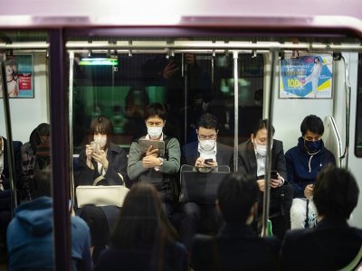 Des voyageurs dans un métro de Tokyo le 9 avril 2021 - Philip FONG [AFP]