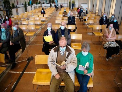 Des personnes attendent dans un centre de vaccination de Nantes (France) le 9 avril 2021 - LOIC VENANCE [AFP]