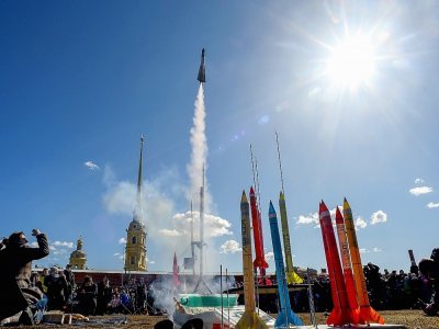 Des spectateurs regardent le lancement de modèles réduits de fusées, à Saint-Pétersbourg, le 11 avril 2021, alors que La Russie célèbre la conquête de l'espace par Gagarine il y a 60 ans - Olga MALTSEVA [AFP]