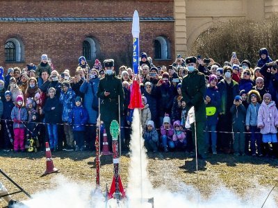 Des spectateurs regardent le lancement de modèles réduits de fusées, à Saint-Pétersbourg, le 11 avril 2021, alors que La Russie célèbre la conquête de l'espace par Gagarine il y a 60 ans - Olga MALTSEVA [AFP]
