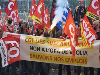 Manifestation de salariés de Suez contre le projet de rachat de Veolia, le 29 septembre 2020 à La Défense - Eric PIERMONT [AFP/Archives]